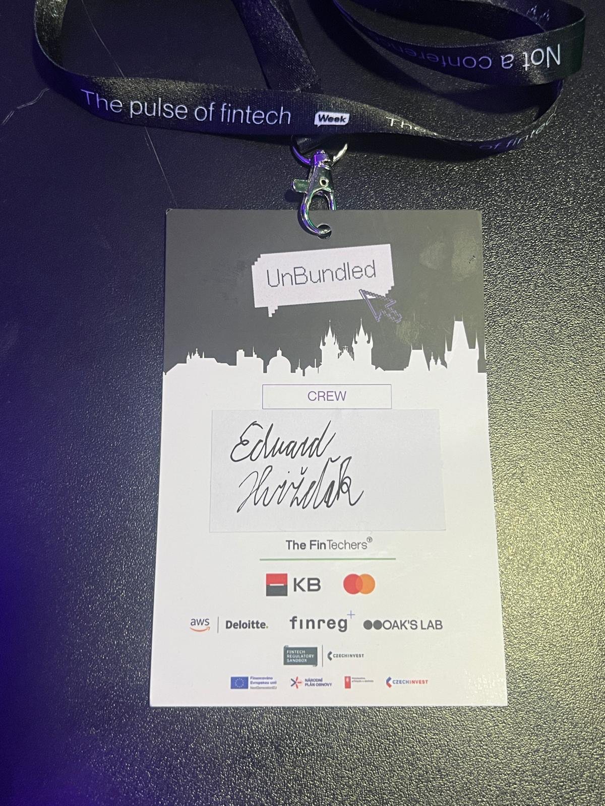 Papierová visačka organizátora so šnúrkou a logami partnerov, Fintech UnBundled Praha