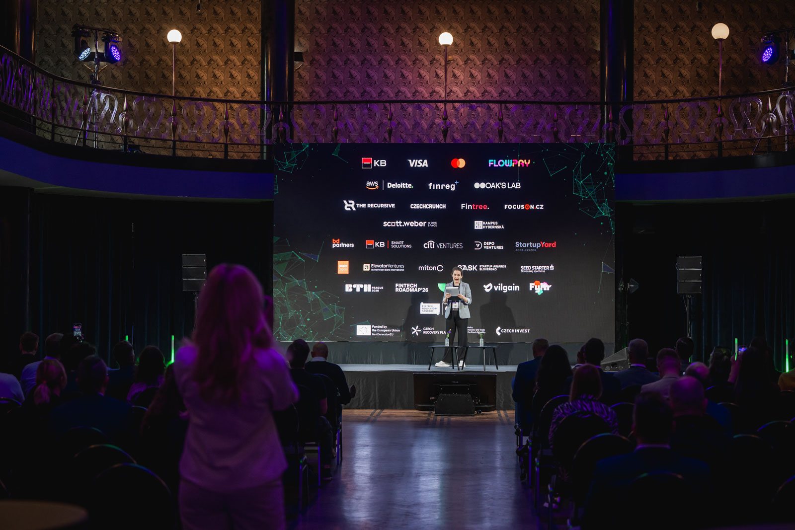 Publikum otočené k LED stene partnerov na Fintech UnBundled v Prahe