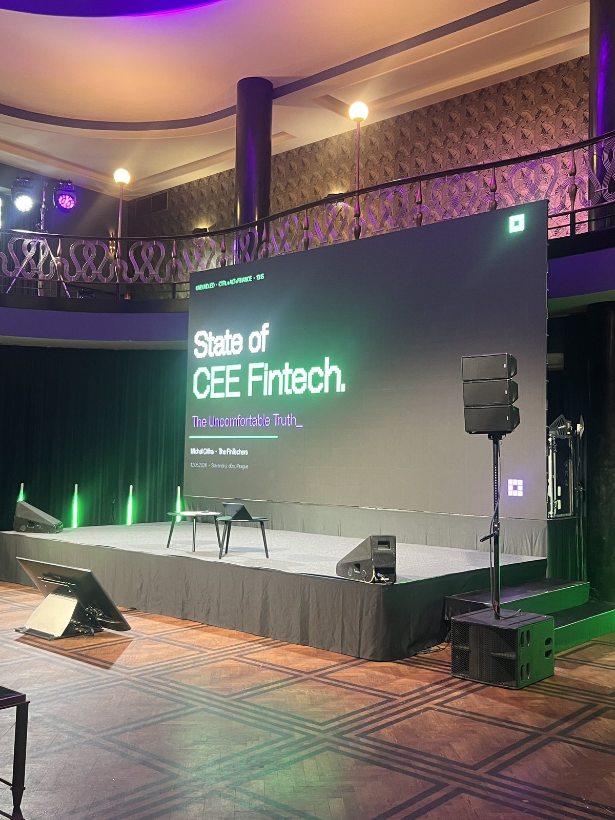 Hlavné pódium UnBundled v Prahe pred otvorením dverí, na obrazovke State of CEE Fintech